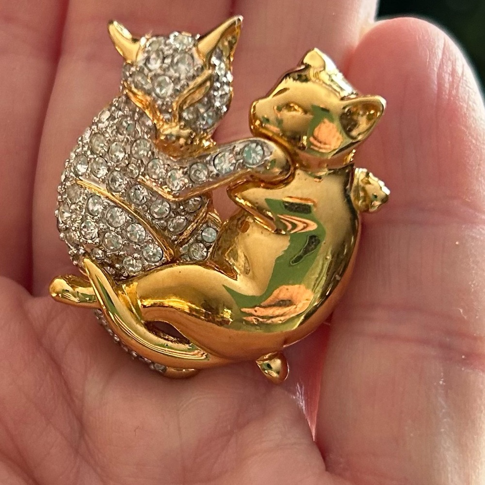 Gold and Rhinestone Cat Brooch
Cuddling Cats